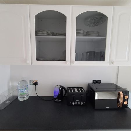 Roomz-Gatwick-London-Airport Parking-Travel Service Ifield Eksteriør billede