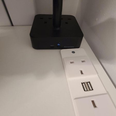 Roomz-Gatwick-London-Airport Parking-Travel Service Ifield Eksteriør billede