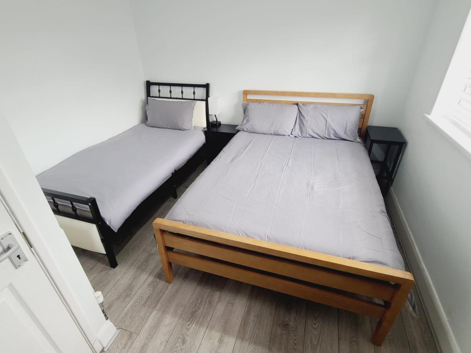 Roomz-Gatwick-London-Airport Parking-Travel Service Ifield Eksteriør billede