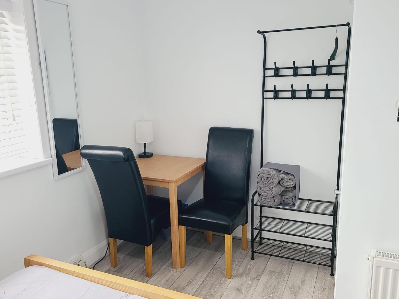 Roomz-Gatwick-London-Airport Parking-Travel Service Ifield Eksteriør billede
