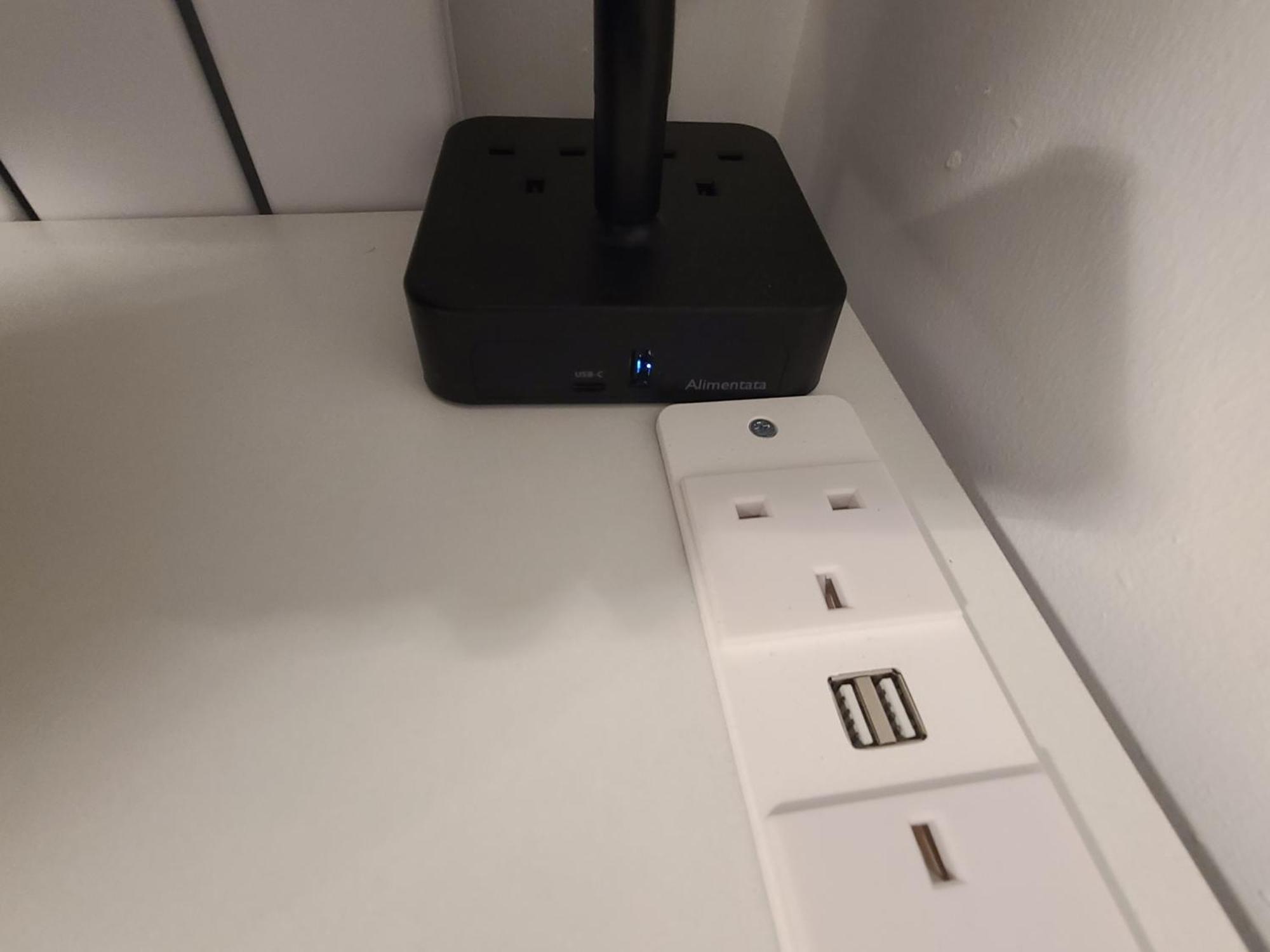 Roomz-Gatwick-London-Airport Parking-Travel Service Ifield Eksteriør billede
