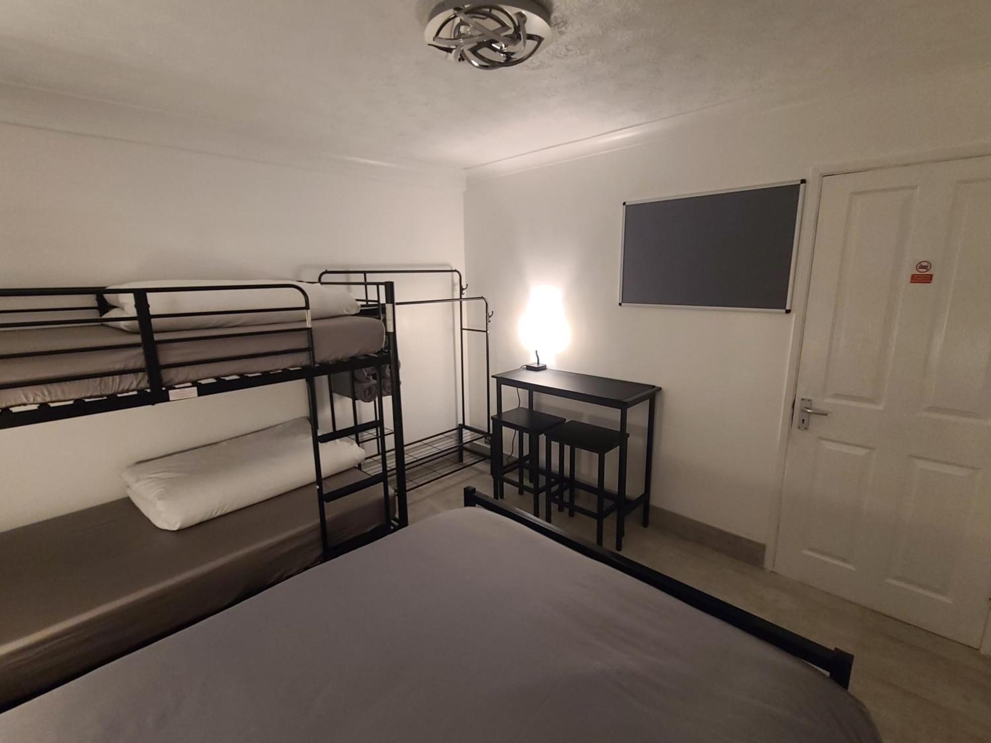 Roomz-Gatwick-London-Airport Parking-Travel Service Ifield Eksteriør billede