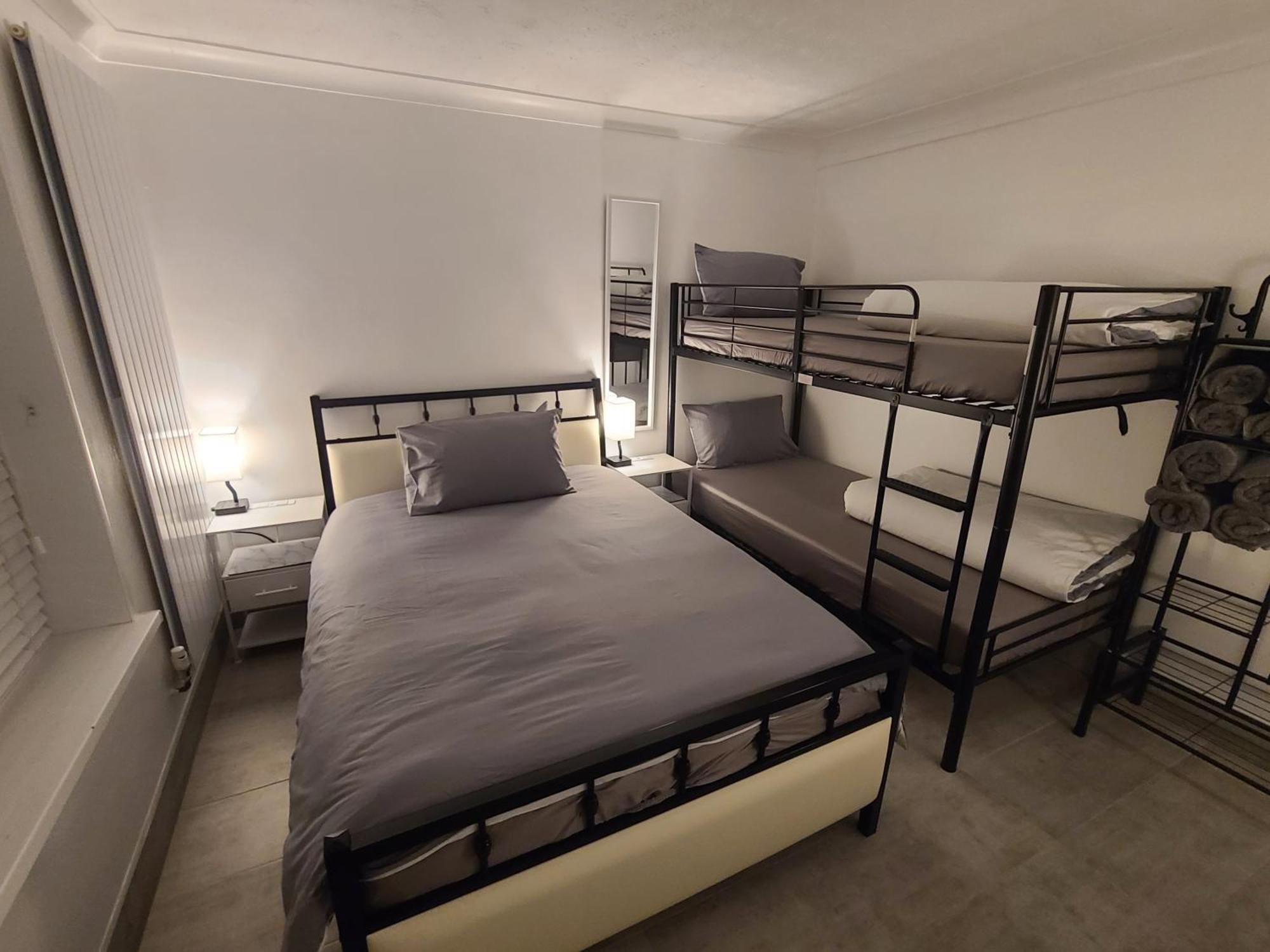 Roomz-Gatwick-London-Airport Parking-Travel Service Ifield Eksteriør billede