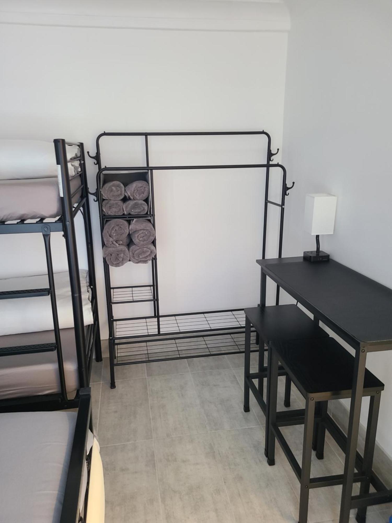 Roomz-Gatwick-London-Airport Parking-Travel Service Ifield Eksteriør billede
