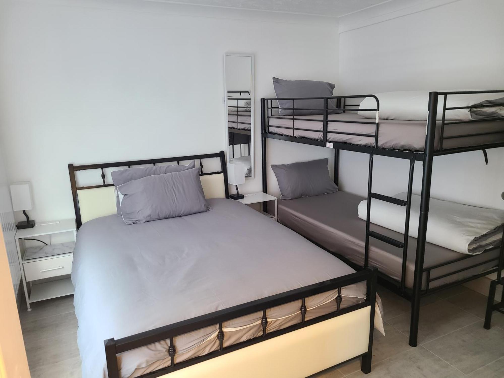 Roomz-Gatwick-London-Airport Parking-Travel Service Ifield Eksteriør billede